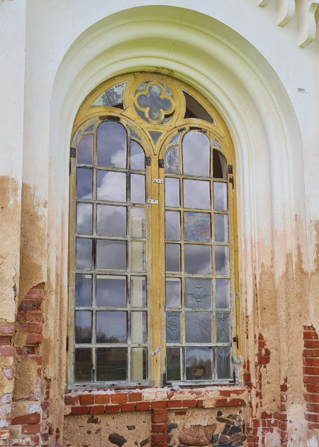 Kaldabruņā top stikli Červonkas baznīcas logiem