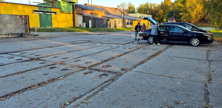 Tauta ziņo: veikala stāvlaukums Jēkabpilī atgādina šķēršļu trasi