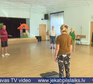Ukrainis vada jogas nodarbības Jēkabpils senioriem