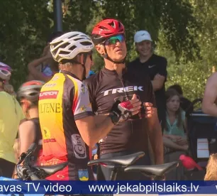 Tauta pulcējas Mežaparkā, lai piedalītos triatlona stafetē