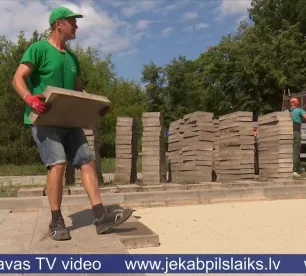 Neatbildīgas būvnieku rīcības dēļ jāremontē nesen atjaunots laukums