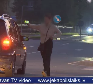 Celtnieku ielā iereibusi sieviete apdraud sabiedrības drošību