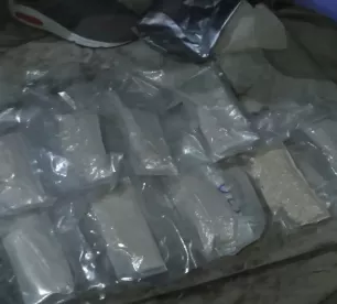 Pamestā ēkā Aizkrauklē atrod narkotiku slēpni