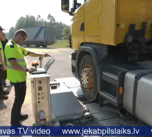 Reidā pārbauda kravas automašīnu tehnisko stāvokli