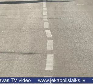 Jēkabpils šoferus pārsteidz šķībie ielu apzīmējumi