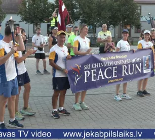 Jēkabpilī sagaida ceļojošo miera lāpu