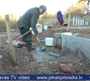 Pēteris Sprukts glābj avotiņu