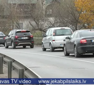 Jēkabpilī lieli sastrēgumi - Varoņu ielā iebrukusi kanalizācijas aka