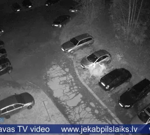 Jēkabpilī nakts laikā bojātas vairākas automašīnas