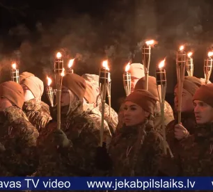 Jēkabpilieši ar lāpām rokās atceras brīvības cīnītājus 