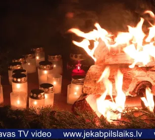 Līvānos Daugavā palaiž piemiņas ugunsplostus
