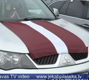 Jēkabpils ielās plīvo karogi un patriotisms 
