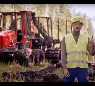  Pēc iebraukšanas augstsprieguma elektrības vados iet bojā traktora vadītājs