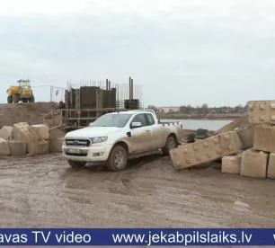 Solīts makā nekrīt – Daugavas aizsargdambī joprojām caurums