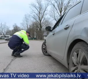 Jēkabpilī šoferi nesteidzas uzlikt ziemas riepas