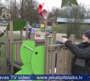 Jēkabpilieši uzdāvina “Kāpēcītim” rotaļu laukumiņu