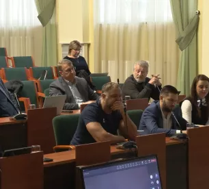  A.Vanags rosina atlikt jautājumu un nopietni padomāt.