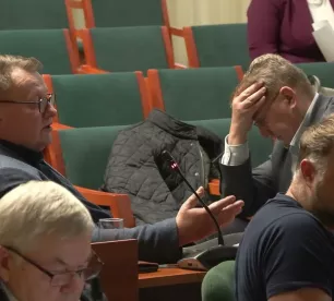 A.Vasilis izsakās, ka balsojot par šādu priekšlikumu mēs sataisam ķīseli un sniedz pats savu priekšlikumu, kā arī atklāj kādu pašvaldības shēmu