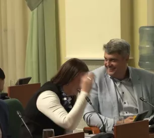 Sākas deputātu sarunas, kas pāraug apvainojumos