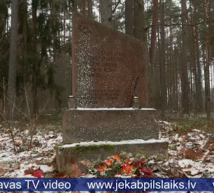 Tauta ziņo: Salas mežā piemineklis ar sirpi un āmuru