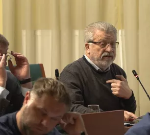 L.Salcevičs jautā: 