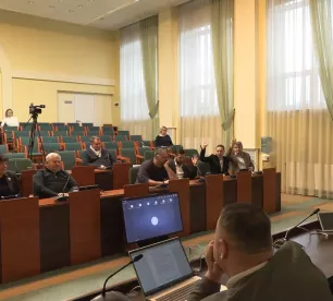 Kā modernos izklaides raidījumos, balsojot tika lūgta arī zāles palīdzība