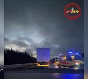 Aizkraukles novadā saduras divi kravas transportlīdzekļi