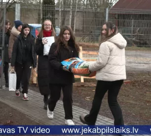 Jēkabpils Tehnoloģiju tehnikums ziedo dzīvnieku patversmei