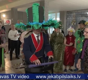 “Cerību sala” konkursā demonstrē neparastas un krāšņas cepures