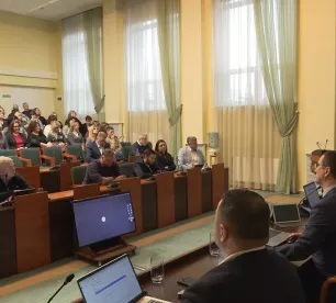 Pirms-balsojuma diskusijas un balsojums