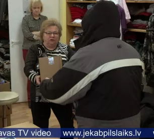 Jēkabpilī par izmaiņām pārtikas paku izsniegšanā nesatraucas