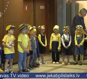 Bērnudārzs “Auseklītis” iepriecina Jēkabpils invalīdu biedrības pārstāvjus