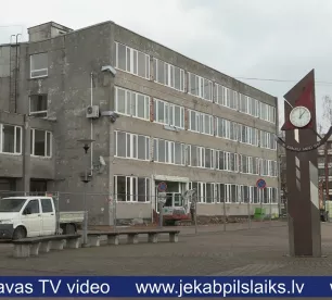 Aizkraukles novada domes ēkas atbrīvojas no padomju ēnām