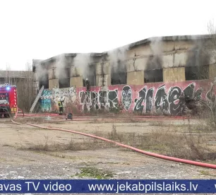 Bijušās Līvānu stikla fabrikas teritorijā deg angārs