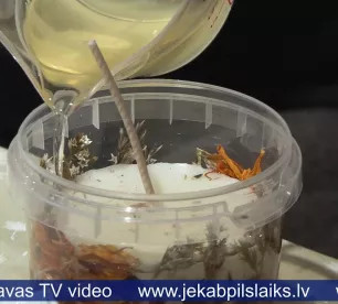 Zasā iedzīvotāji lej sojas vaska sveces