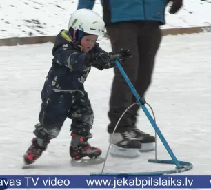 Aknīstē izveidota āra slidotava