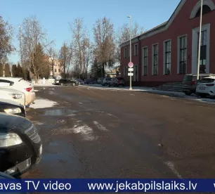 Pašvaldība pagaidām neplāno labiekārtot teritoriju pie Krustpils dzelzceļa stacijas