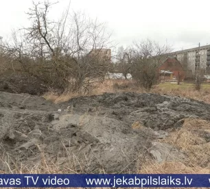 Tauta ziņo: Pils dīķa dūņas rada smaku