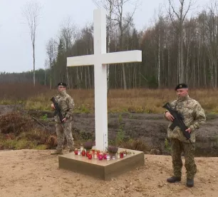 Kalna pagastā atklāj mežabrāļiem veltītu piemiņas vietu