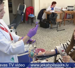 Ģimnāzisti ziedo vairākus litrus asiņu