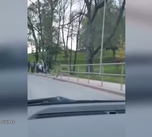 Aknīstē avārijas izraisītājs pamet notikuma vietu, draudzene cenšas viņu piesegt