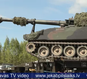 Izmantojot dzelzceļu, uz Sēlijas poligonu nogādā militāro tehniku