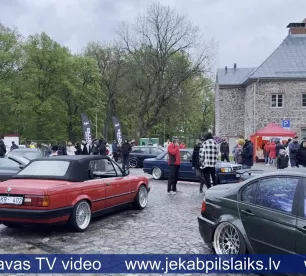 Muzeju naktī Jēkabpils auto entuziasti pulcējas Krustpils pils stāvlaukumā 
