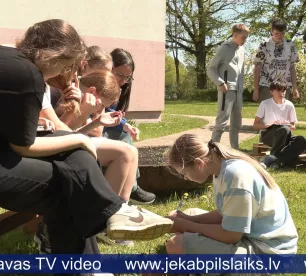 Līvānu skolēni rada savu āra klasi
