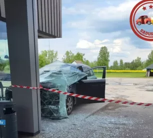 Zīlānos sieviete, mācoties braukt, ietriecas “Virši” DUS ēkā