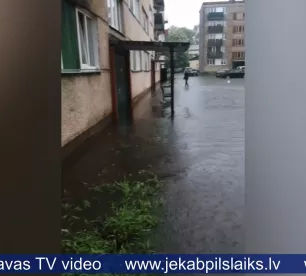 Spēcīgais lietus izraisa plūdus Līvānos 