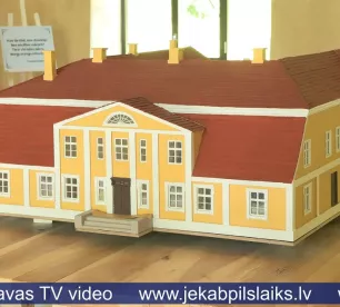 Izveidots pirms 100 gadiem nodegušās Asares muižas makets