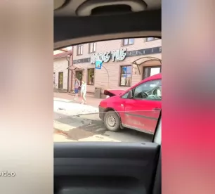 Pasta ielā “Volkswagen” ietriecas “BMW” 