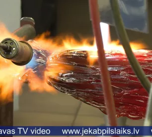 Līvānos jauniešu idejas pārtop skaistos stikla traukos