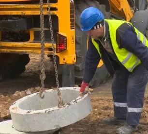 Nameja ielas mikrorajonā būvē infiltrācijas akas